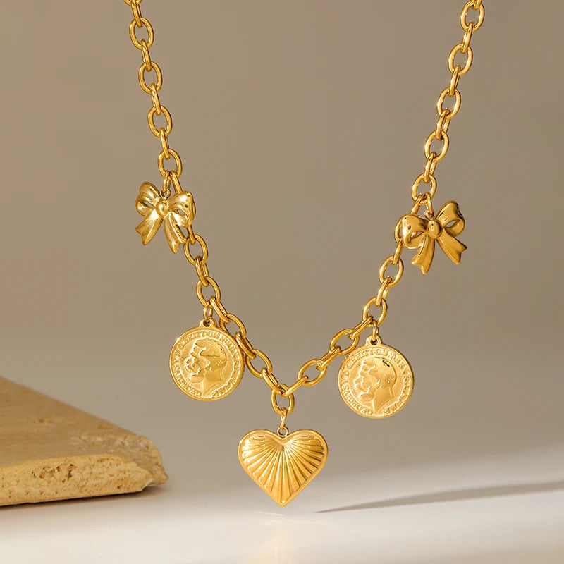 Colar Tesoro dourado com moedas, laços e coração, foto 1