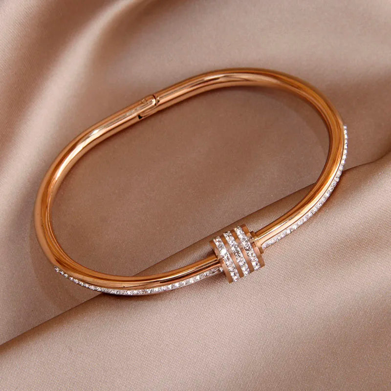 Pulseira Golden Tale dourada com zircónias no pulso