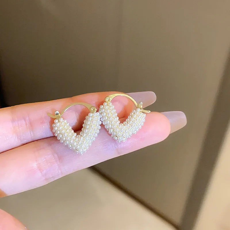 Sweet Imitation Pearl Hollowed Heart Hoop Earrrings for Women French Romantic V-shaped Ear Buckles Fashion Temperament Jewelry K