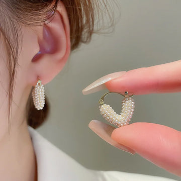 Sweet Imitation Pearl Hollowed Heart Hoop Earrrings for Women French Romantic V-shaped Ear Buckles Fashion Temperament Jewelry K