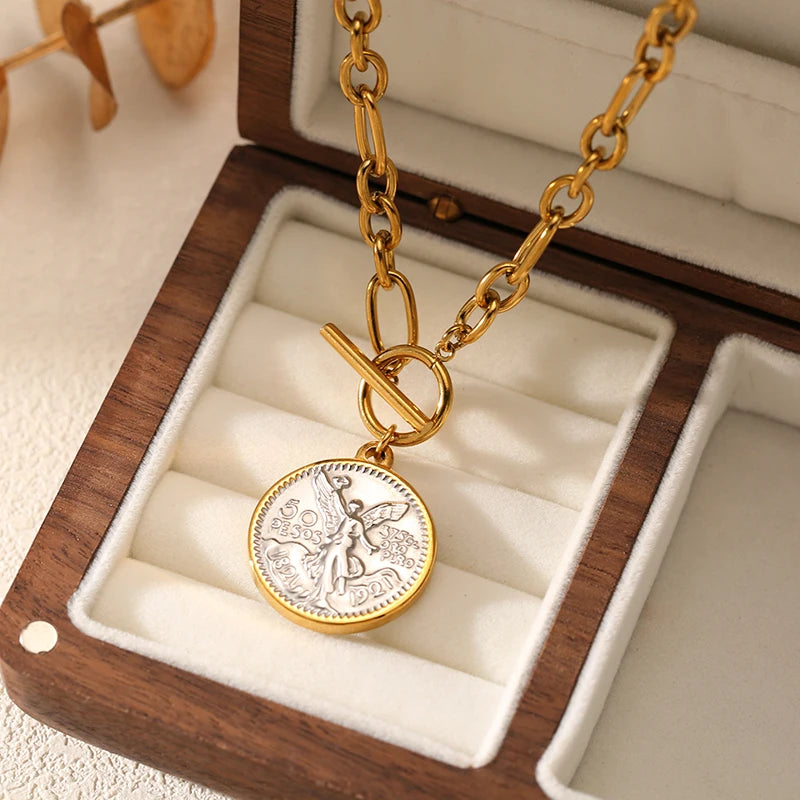 Colar Medaglia dourado com medalha do anjo numa caixa