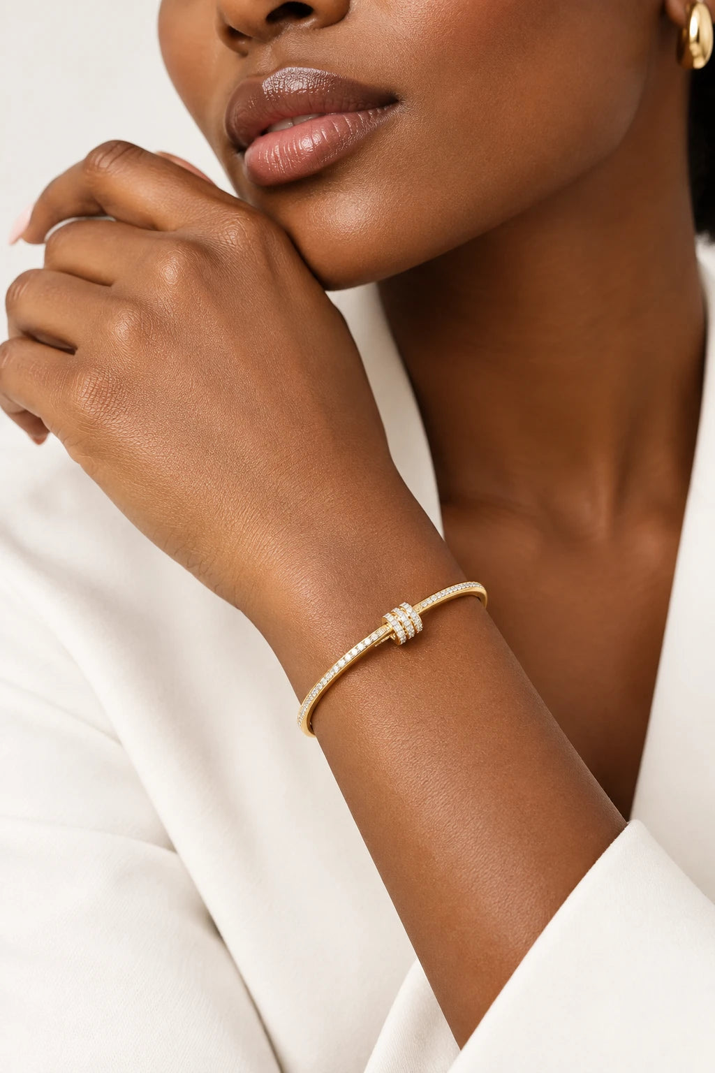 Pulseira Golden Tale dourada com zircónias no pulso