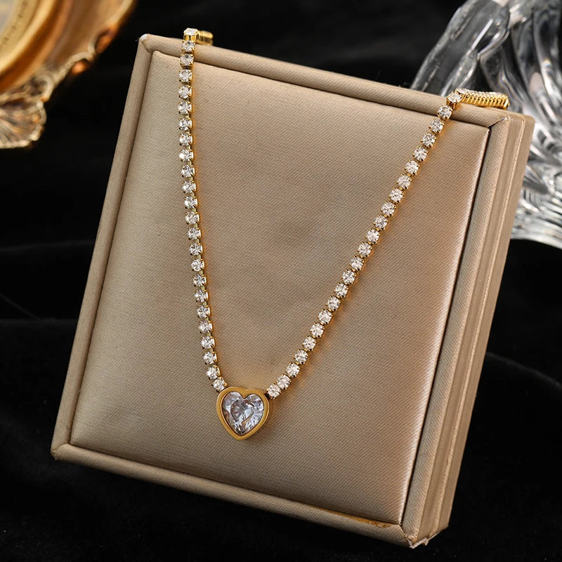 Colar Dolce Cuore dourado com fio de zircónias numa caixa