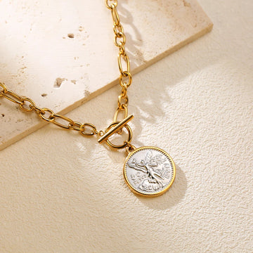 Colar Medaglia com medalha do anjo sobre uma superfície clara