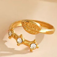 Pormenor do anel Foglia dourado