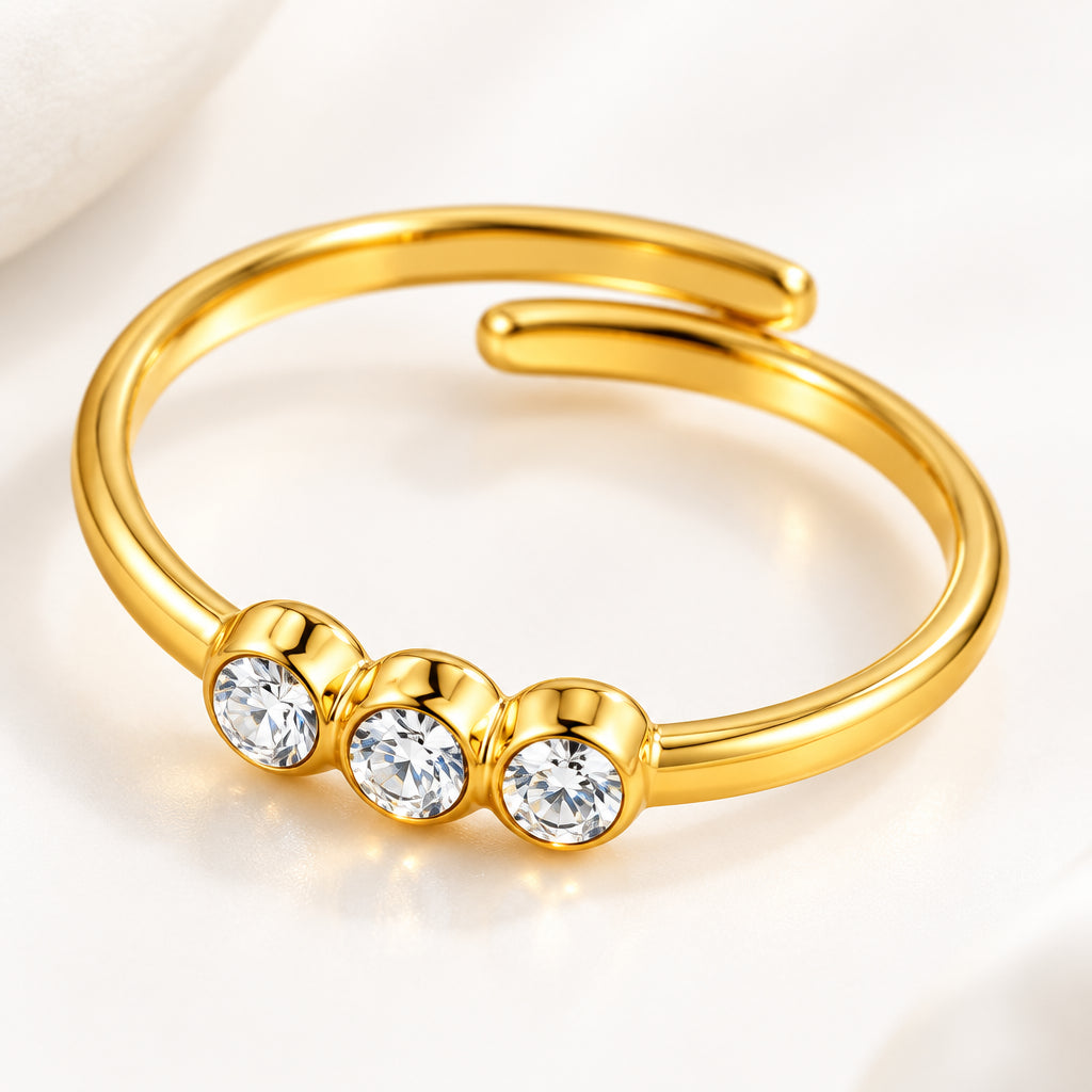 Anel Tre Luci dourado com três zircónias