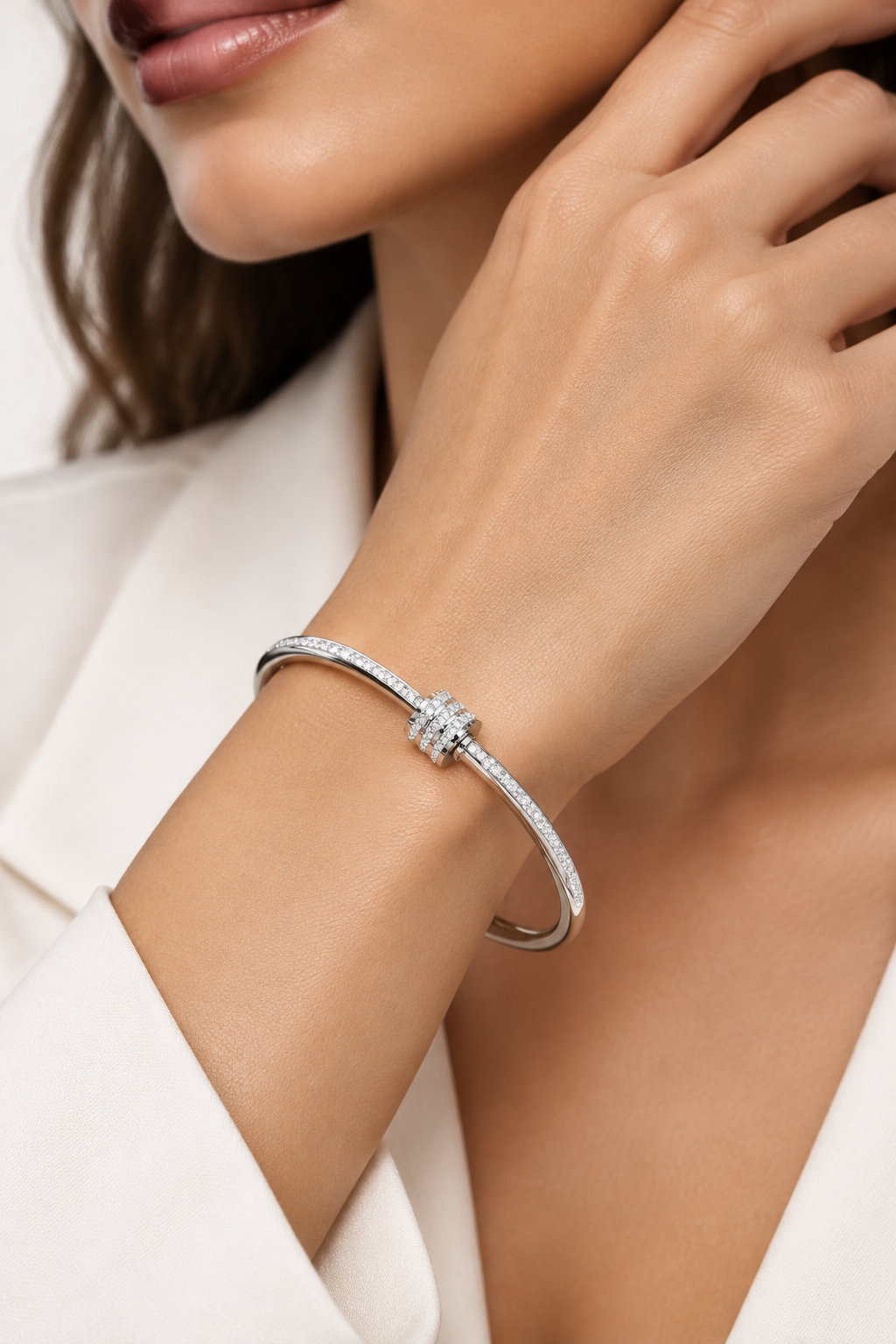 Pulseira Golden Tale prateada com zircónias no pulso