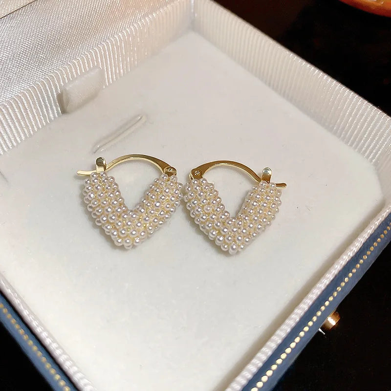 Sweet Imitation Pearl Hollowed Heart Hoop Earrrings for Women French Romantic V-shaped Ear Buckles Fashion Temperament Jewelry K
