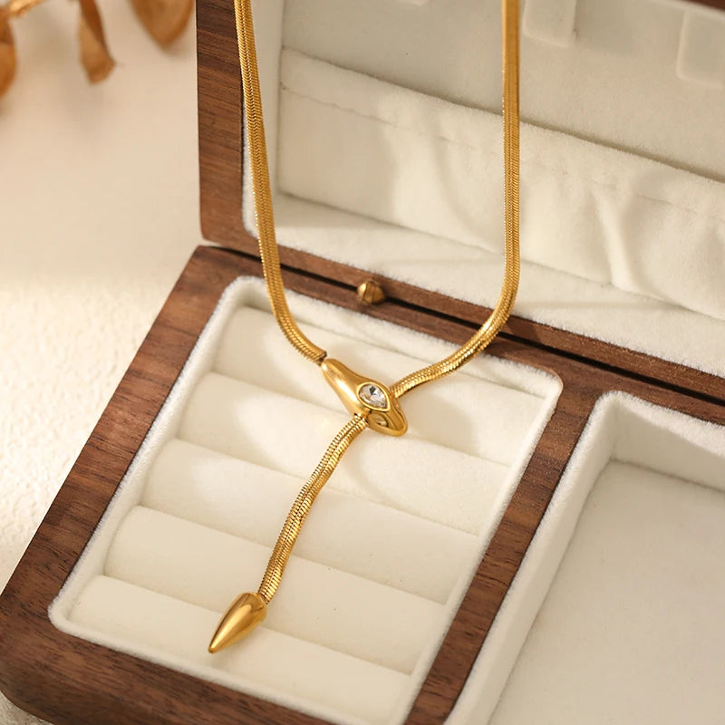 Colar Serpe dourado com cauda numa caixa