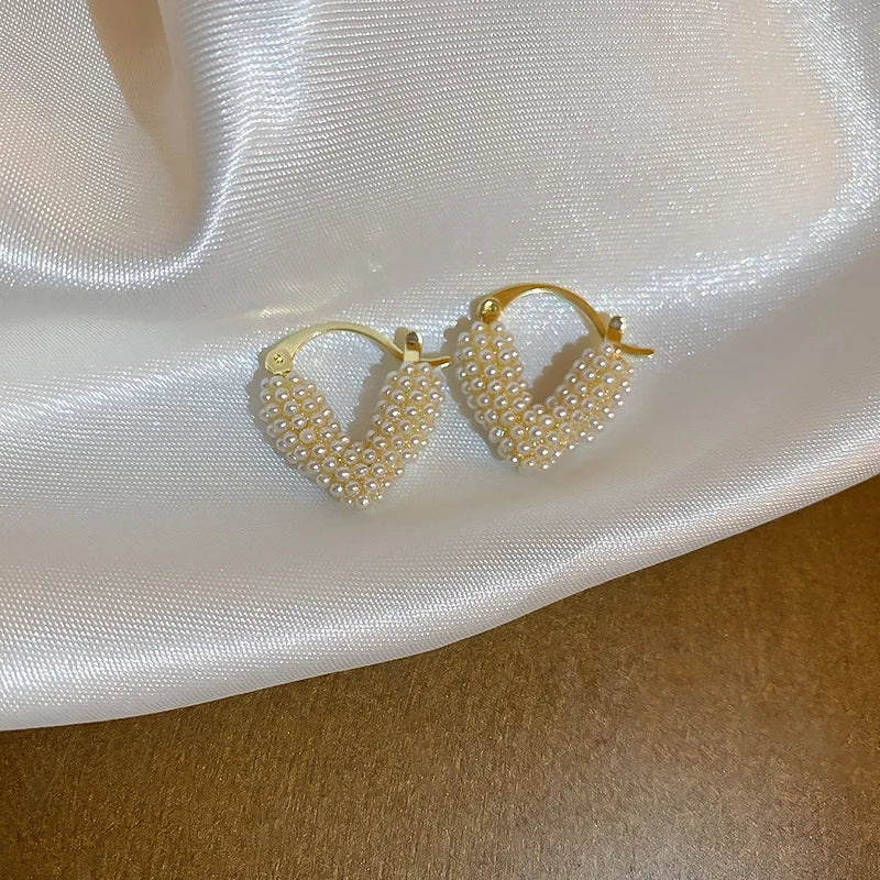 Sweet Imitation Pearl Hollowed Heart Hoop Earrrings for Women French Romantic V-shaped Ear Buckles Fashion Temperament Jewelry K