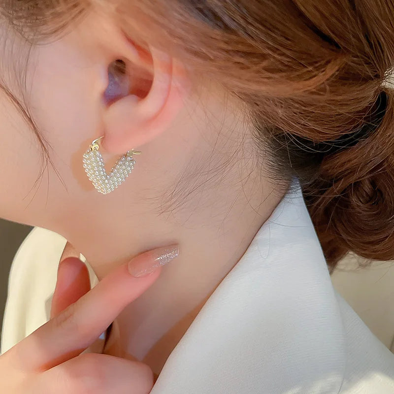 Sweet Imitation Pearl Hollowed Heart Hoop Earrrings for Women French Romantic V-shaped Ear Buckles Fashion Temperament Jewelry K