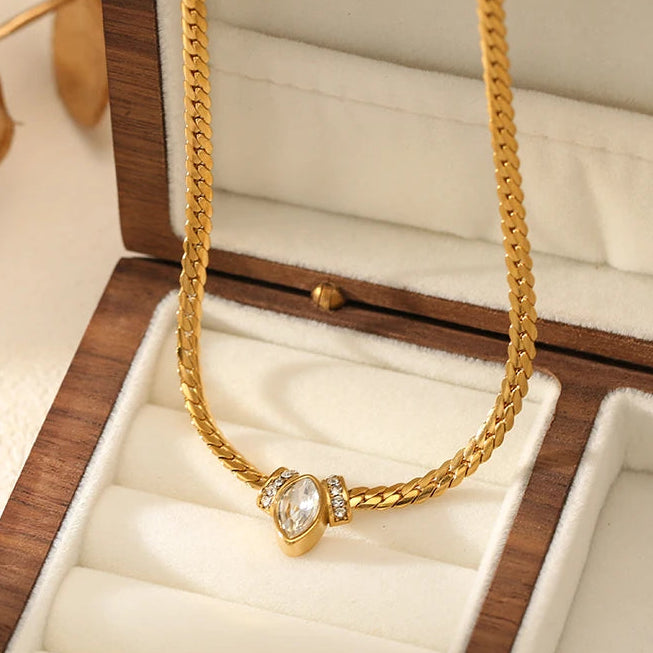 Colar Petalo dourado com zircónia em forma de navete numa caixa