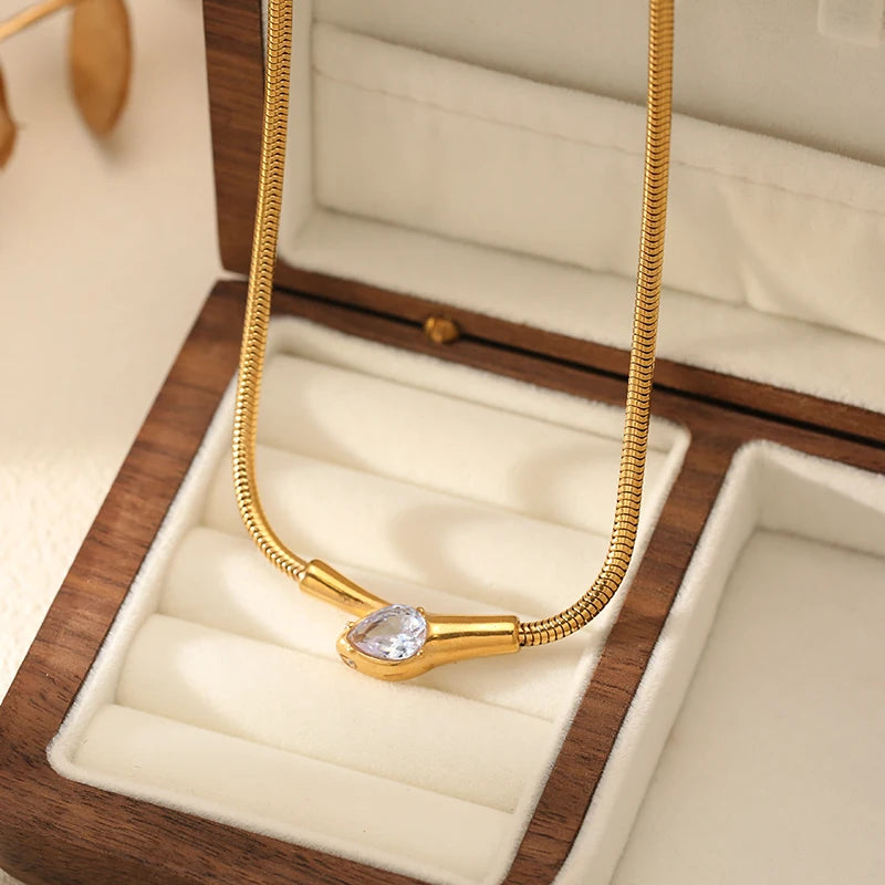 Colar Serpe dourado com zircónia numa caixa