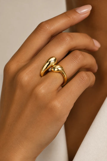 Mão com o anel Bloom Vintage dourado de duas gotas